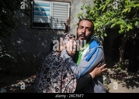 Des proches pleurent le commandant local des Brigades martyrs d'Al-Aqsa, l'aile armée du mouvement palestinien du Fatah, Moeen al-Amsi, lors de ses funérailles à Beit Hanun, dans le nord de la bande de Gaza, sur 24 mai 2021, après avoir perdu la vie suite de blessures subies au cours du dernier conflit avec Israël. (Photo de Majdi Fathi/NurPhoto) Banque D'Images