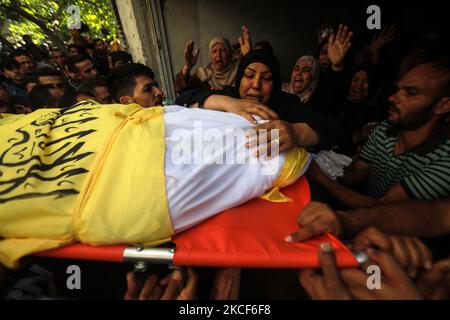 (NOTE DE L'ÉDITEUR : L'image dépeint la mort), des parents pleurent le commandant local des Brigades martyrs d'Al-Aqsa, l'aile armée du mouvement palestinien du Fatah, Moeen al-Amsi, lors de ses funérailles à Beit Hanun, dans le nord de la bande de Gaza, sur 24 mai 2021, après qu'il est mort de blessures subies pendant le dernier conflit avec Israël. (Photo de Majdi Fathi/NurPhoto) Banque D'Images