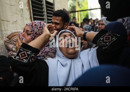 Des proches pleurent le commandant local des Brigades martyrs d'Al-Aqsa, l'aile armée du mouvement palestinien du Fatah, Moeen al-Amsi, lors de ses funérailles à Beit Hanun, dans le nord de la bande de Gaza, sur 24 mai 2021, après avoir perdu la vie suite de blessures subies au cours du dernier conflit avec Israël. (Photo de Majdi Fathi/NurPhoto) Banque D'Images