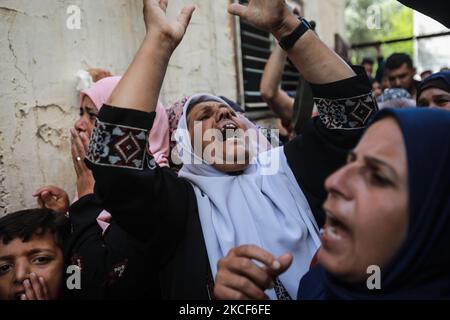 Des proches pleurent le commandant local des Brigades martyrs d'Al-Aqsa, l'aile armée du mouvement palestinien du Fatah, Moeen al-Amsi, lors de ses funérailles à Beit Hanun, dans le nord de la bande de Gaza, sur 24 mai 2021, après avoir perdu la vie suite de blessures subies au cours du dernier conflit avec Israël. (Photo de Majdi Fathi/NurPhoto) Banque D'Images