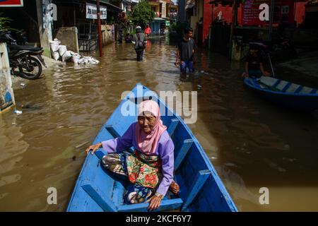 Une femme âgée utilise un bateau pour traverser les inondations sur 25 mai 2021 à Dayeuhkolot, Bandung Regency, Java-Ouest, Indonésie. Débordement de la rivière Citarum dû à l'intensité élevée des précipitations le lundi, mai, 24 2021 après-midi jusqu'à la soirée a causé les quatre districts de Bandung inondé jusqu'à 50 centimètres à deux mètres et BPBDs Bandung District noté, jusqu'à 16,887 ménages ou 59,879 personnes déplacées. (Photo par Algi Febri Sugita/NurPhoto) Banque D'Images