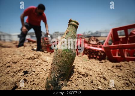 Un travailleur palestinien ;salves ;articles ;endommagés ; Coca Cola ;usine ;Gaza ;zone industrielle ;qui ;était ; israélien ;grèves ;antérieur ;un cessez-le-feu ;se terminant 11 jours ;mortel ; violence ; entre ; Israël ; palestinien ;mouvement Hamas ; qui; exécute ;enclave. - US top ;diplomate ;Antony ; Blinken ;juré ; soutien ;aider ;reconstruire ;Bextaillé ;bande de Gaza ;consolider ; une trêve ; entre ;Hamas ;Israël ; mais ;a insisté ; territoire ; islamiste ; militants ; dirigeants ; ne bénéficieraient ; aucun ; aide. (Photo de Majdi Fathi/NurPhoto) Banque D'Images