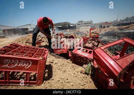 Un travailleur palestinien ;salves ;articles ;endommagés ; Coca Cola ;usine ;Gaza ;zone industrielle ;qui ;était ; israélien ;grèves ;antérieur ;un cessez-le-feu ;se terminant 11 jours ;mortel ; violence ; entre ; Israël ; palestinien ;mouvement Hamas ; qui; exécute ;enclave. - US top ;diplomate ;Antony ; Blinken ;juré ; soutien ;aider ;reconstruire ;Bextaillé ;bande de Gaza ;consolider ; une trêve ; entre ;Hamas ;Israël ; mais ;a insisté ; territoire ; islamiste ; militants ; dirigeants ; ne bénéficieraient ; aucun ; aide. (Photo de Majdi Fathi/NurPhoto) Banque D'Images