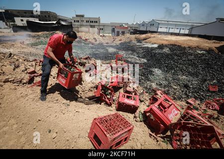 Un travailleur palestinien ;salves ;articles ;endommagés ; Coca Cola ;usine ;Gaza ;zone industrielle ;qui ;était ; israélien ;grèves ;antérieur ;un cessez-le-feu ;se terminant 11 jours ;mortel ; violence ; entre ; Israël ; palestinien ;mouvement Hamas ; qui; exécute ;enclave. - US top ;diplomate ;Antony ; Blinken ;juré ; soutien ;aider ;reconstruire ;Bextaillé ;bande de Gaza ;consolider ; une trêve ; entre ;Hamas ;Israël ; mais ;a insisté ; territoire ; islamiste ; militants ; dirigeants ; ne bénéficieraient ; aucun ; aide. (Photo de Majdi Fathi/NurPhoto) Banque D'Images