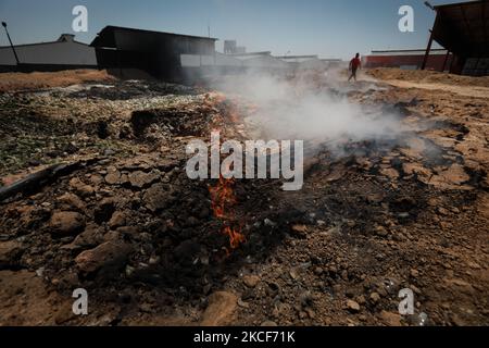 Un travailleur palestinien ;salves ;articles ;endommagés ; Coca Cola ;usine ;Gaza ;zone industrielle ;qui ;était ; israélien ;grèves ;antérieur ;un cessez-le-feu ;se terminant 11 jours ;mortel ; violence ; entre ; Israël ; palestinien ;mouvement Hamas ; qui; exécute ;enclave. - US top ;diplomate ;Antony ; Blinken ;juré ; soutien ;aider ;reconstruire ;Bextaillé ;bande de Gaza ;consolider ; une trêve ; entre ;Hamas ;Israël ; mais ;a insisté ; territoire ; islamiste ; militants ; dirigeants ; ne bénéficieraient ; aucun ; aide. (Photo de Majdi Fathi/NurPhoto) Banque D'Images