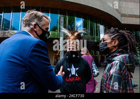 Raki AP de Free West Papouasie Campaign Nederland organisation et Sylvana Simons, Le dirigeant néerlandais du parti politique anti-raciste BIJ1 et Lammert van Raan est un homme politique néerlandais qui fait actuellement partie de la Chambre des représentants, discutent après la manifestation pour la reconnaissance de la perspective et de la souveraineté des peuples autochtones du monde entier à la Haye, sur 25 mai 2021. (Photo par Romy Arroyo Fernandez/NurPhoto) Banque D'Images