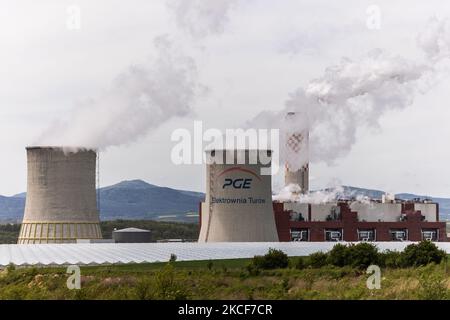 Exploitation des tours de refroidissement de la centrale au charbon Turow sur 25 mai 2021, à Bogatynia, en Pologne. À la demande de Chekhov, l'Union européenne a ordonné à la Pologne sur 25 mai 2021 de fermer les mines de charbon dur de Turow. C'est le seul lieu de travail pour les habitants de cette région. Les mineurs menacent des grèves et ne vont pas abandonner leur emploi. (Photo de Krzysztof Zatycki/NurPhoto) Banque D'Images