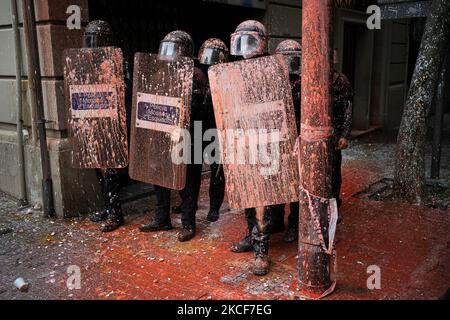 Les militants anti-éviction s'opposent à la police qui jette de la peinture, des œufs et de la farine sur 25 mai 2021, lors d'une expulsion exécutée d'un appartement dans le bloc occupé des Llavors, dans le quartier de Poble sec, à Barcelone, en Espagne. (Photo de Pau de la Calle/NurPhoto) Banque D'Images