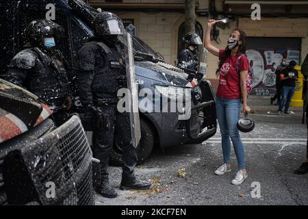 Les militants anti-éviction s'opposent à la police qui jette de la peinture, des œufs et de la farine sur 25 mai 2021, lors d'une expulsion exécutée d'un appartement dans le bloc occupé des Llavors, dans le quartier de Poble sec, à Barcelone, en Espagne. (Photo de Pau de la Calle/NurPhoto) Banque D'Images