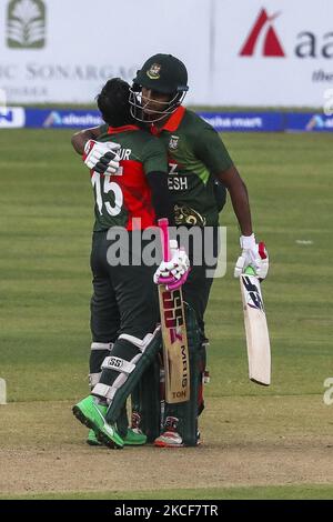 Le Mushfiqur Rahim du Bangladesh célèbre avec son coéquipier Shaif Uddin après avoir marqué un siècle (100 courses) au cours du deuxième match international de cricket d'une journée (ODI) entre le Bangladesh et le Sri Lanka au stade national de cricket Sher-e-Bangla à Dhaka sur 25 mai 2021. (Photo d'Ahmed Salahuddin/NurPhoto) Banque D'Images