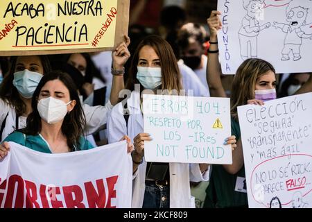 Manifestant avec une bannière indiquant « erreur 404 respect de -IRES introuvable » lors de la manifestation organisée par les syndicats et les associations protestant contre le système d'attribution des places pour le MIR de cette année devant le ministère de la Santé, à 25 mai 2021, à Madrid, en Espagne. La manifestation a été suivie par plus de 3000 personnes de toute l'Espagne avec des qualifications médicales différentes telles que les soins infirmiers, Psychologie ou biologie le ministère de la Santé a complètement changé le système de choix de la spécialisation des médecins internes résidents (MIR) et a créé un nouveau qui sera télématique et est l'acide folique Banque D'Images