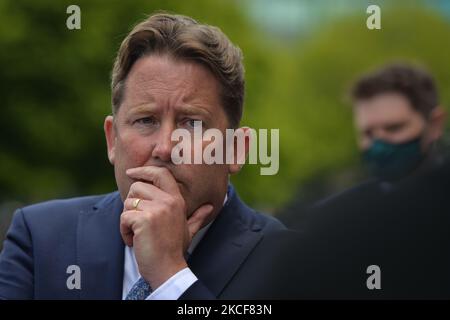 Darragh O'Brien, ministre irlandais du logement, des collectivités locales et du patrimoine, s'adresse aux médias à l'extérieur de la Maison de la coutume de Dublin. Le ministre O'Brien a réaffirmé son engagement à présenter un certificat numérique vert Dès que possible. Dans le cadre des propositions, les gens se voir remettre un passe numérique qui peut être scanné à l'aéroport, indiquant qu'ils ont vacciné, testé négatif ou récupéré du virus. Mardi, 25 mai 2021, à Dublin, Irlande. (Photo par Artur Widak/NurPhoto) Banque D'Images