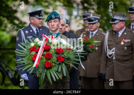 L'armée des forces terrestres a mis en garde à Wroclaw, en Pologne, sur 25 mai 2021, à l'occasion du 74th anniversaire de la mort de Witold Pilocki. Witold Pilecki (13 mai 1901 – 25 mai 1948) était un officier de cavalerie polonais, un agent de renseignement et un chef de la résistance. Au début de la Seconde Guerre mondiale, il a co-fondé le mouvement de résistance Secret de l'Armée polonaise. (Photo de Krzysztof Zatycki/NurPhoto) Banque D'Images