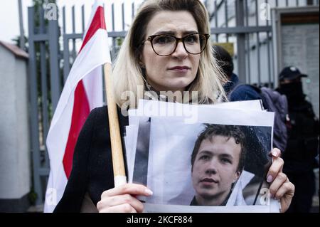 Les Biélorusses et les Polonais se sont rassemblés devant l'ambassade du Bélarus à Varsovie pour protester contre la dictature de Loukachenko, appelant à la libération de plus de 400 prisonniers politiques détenus en détention par le régime présidentiel. Varsovie, Pologne, sur 25 mai 2021. (Photo de Piotr Lapinski/NurPhoto) Banque D'Images