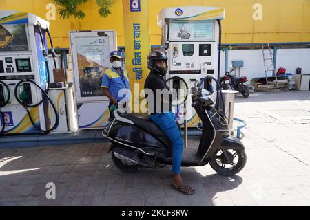 Un préposé à la station-service pompe de l'essence dans un deux-roues à une station-service de New Delhi, en Inde, sur 26 mai 2021. À Delhi, les taux d'essence ont grimpé à ?93,44 le litre et le diesel a augmenté à ?84,32. Les taux avaient déjà dépassé le ?100-Mark dans plusieurs villes du Rajasthan, du Madhya Pradesh et du Maharashtra et avec la dernière augmentation, le prix à Mumbai aussi était en train de se rapprocher du siècle. (Photo de Mayank Makhija/NurPhoto) Banque D'Images