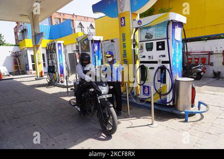 Un préposé à la station-service pompe de l'essence dans un deux-roues à une station-service de New Delhi, en Inde, sur 26 mai 2021. À Delhi, les taux d'essence ont grimpé à ?93,44 le litre et le diesel a augmenté à ?84,32. Les taux avaient déjà dépassé le ?100-Mark dans plusieurs villes du Rajasthan, du Madhya Pradesh et du Maharashtra et avec la dernière augmentation, le prix à Mumbai aussi était en train de se rapprocher du siècle. (Photo de Mayank Makhija/NurPhoto) Banque D'Images