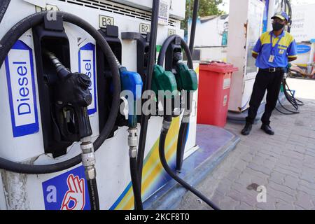 Un préposé à la station-service attend les clients dans une station-service de New Delhi, en Inde, sur 26 mai 2021. À Delhi, les taux d'essence ont grimpé à ?93,44 le litre et le diesel a augmenté à ?84,32. Les taux avaient déjà dépassé le ?100-Mark dans plusieurs villes du Rajasthan, du Madhya Pradesh et du Maharashtra et avec la dernière augmentation, le prix à Mumbai aussi était en train de se rapprocher du siècle. (Photo de Mayank Makhija/NurPhoto) Banque D'Images