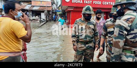 L'armée indienne marche sous l'eau allant à l'endroit effrayé à la rescousse tandis que l'eau de mer atteint une route à proximité tandis que le Cyclone Yaas barriques vers la côte est de l'Inde dans la baie du Bengale, à Digha, Inde sur 26 mai 2021. (Photo de Debajyoti Chakraborty/NurPhoto) Banque D'Images