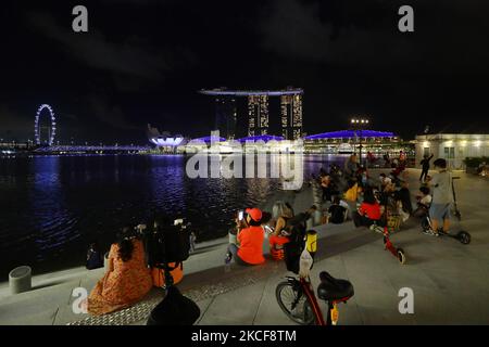 Les gens attendent aux marches du parc Merlion pour l'éclipse lunaire de lune de sang à la baie de Marina sur 26 mai 2021 à Singapour. Aucune lune de sang n'a été vue au-dessus du ciel de Singapour quelques heures après la montée de la lune. (Photo de Suhaimi Abdullah/NurPhoto) Banque D'Images