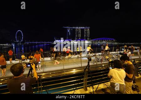 Les gens attendent au pont du Jubilé pour l'éclipse lunaire de lune de sang de superfleur à Marina Bay sur 26 mai 2021 à Singapour. Aucune lune de sang n'a été vue au-dessus du ciel de Singapour quelques heures après la montée de la lune. (Photo de Suhaimi Abdullah/NurPhoto) Banque D'Images