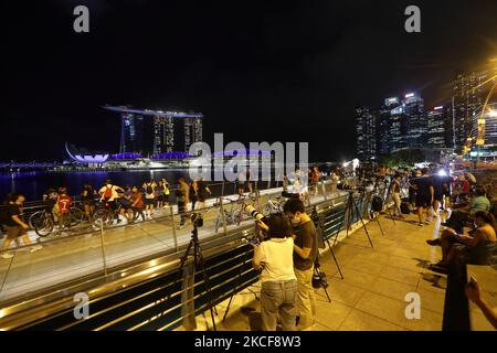 Les gens attendent au pont du Jubilé pour l'éclipse lunaire de lune de sang de superfleur à Marina Bay sur 26 mai 2021 à Singapour. Aucune lune de sang n'a été vue au-dessus du ciel de Singapour quelques heures après la montée de la lune. (Photo de Suhaimi Abdullah/NurPhoto) Banque D'Images