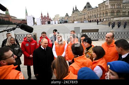 Moscou, Fédération de Russie. 04th novembre 2022. Le Président russe Vladimir Poutine s'adresse aux représentants des associations publiques nationales, après avoir assisté à une cérémonie de mise en fleur au monument de Minin et de Pozharsky sur la place Rouge à Moscou, lors de la Journée nationale de l'unité à Moscou, en Russie, vendredi, à 4 novembre 2022. Photo par Kremlin POOL/UPI crédit: UPI/Alay Live News Banque D'Images