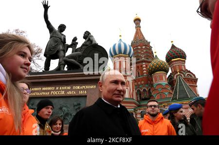 Moscou, Fédération de Russie. 04th novembre 2022. Le Président russe Vladimir Poutine (C) s'adresse aux représentants des associations publiques nationales, après avoir assisté à une cérémonie de mise en fleur au monument de Minin et de Pozharsky sur la place Rouge à Moscou, lors de la Journée nationale de l'unité à Moscou, en Russie, vendredi, à 4 novembre 2022. Photo par Kremlin POOL/UPI crédit: UPI/Alay Live News Banque D'Images