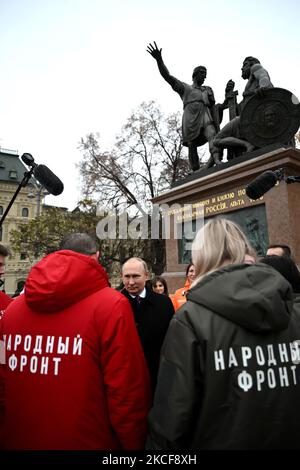 Moscou, Fédération de Russie. 04th novembre 2022. Le Président russe Vladimir Poutine s'adresse aux représentants des associations publiques nationales, après avoir assisté à une cérémonie de mise en fleur au monument de Minin et de Pozharsky sur la place Rouge à Moscou, lors de la Journée nationale de l'unité à Moscou, en Russie, vendredi, à 4 novembre 2022. Photo par Kremlin POOL/UPI crédit: UPI/Alay Live News Banque D'Images