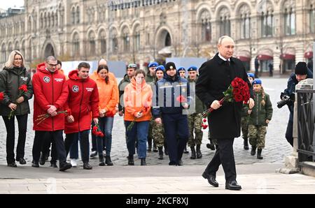 Moscou, Fédération de Russie. 04th novembre 2022. Le président russe Vladimir Poutine assiste à une cérémonie de mise en fleur au monument de Minin et de Pozharsky sur la place Rouge à Moscou, lors de la Journée nationale de l'unité à Moscou, en Russie, vendredi, 4 novembre 2022. Photo par Kremlin POOL/UPI crédit: UPI/Alay Live News Banque D'Images