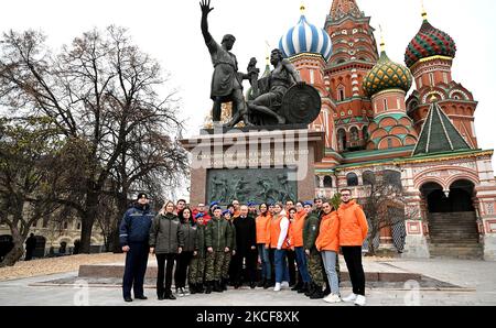 Moscou, Fédération de Russie. 04th novembre 2022. Le résident russe Vladimir Poutine (C) pose une photo de groupe avec des représentants d'associations publiques nationales, après avoir assisté vendredi à une cérémonie de mise en fleur au monument de Minin et de Pozharsky sur la place Rouge à Moscou, lors de la Journée nationale de l'unité à Moscou, en Russie, à 4 novembre 2022. Photo par Kremlin POOL/UPI crédit: UPI/Alay Live News Banque D'Images