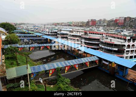 Tous les lanceurs sont à l'ancre au terminal de lancement de Sdarghat à Dhaka, au Bangladesh, sur 26 mai 2017. Tous les transports fluviaux ont été suspendus alors que le cyclone Yass s'abaisse sur les côtes de Chittagong et de Cox's Bazar. (Photo par Mamunur Rashid/NurPhoto) Banque D'Images