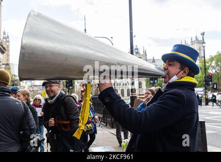 Les manifestants manifestent contre le gouvernement conservateur et Dominic Cummings comme ce dernier a comparu devant un comité parlementaire, Londres, Angleterre, le mercredi 25th mai 2021. (Photo de Tejas Sandhu/MI News/NurPhoto) Banque D'Images