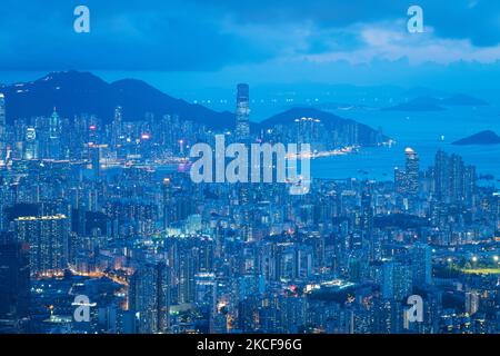 Une « heure bleue » de vue sur Kowloon, avec la tour du International Commerce Centre au milieu. Le 26 mai 2021, à Hong Kong, Chine. (Photo de Marc Fernandes/NurPhoto) Banque D'Images