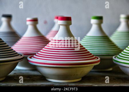 Pots de tagine d'argile fraîchement peints dans une école d'enseignement de la conception de poterie dans la ville de Fès, Maroc, Afrique. (Photo de Creative Touch Imaging Ltd./NurPhoto) Banque D'Images