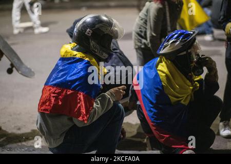 Deux personnes se couvrent de drapeaux colombiens sur 26 mai 2021 à Bogotá, en Colombie. (Photo de Daniel Garzon Herazo/NurPhoto) Banque D'Images