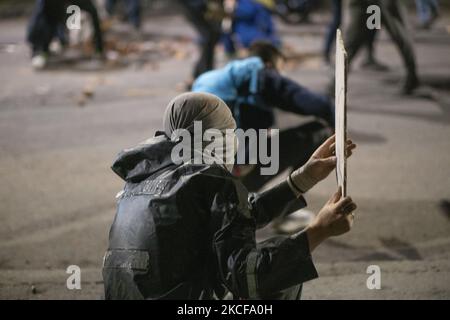 Les gens se couvrent avec des boucliers contre les attaques de la police contre 26 mai 2021 à Bogotá, en Colombie. (Photo de Daniel Garzon Herazo/NurPhoto) Banque D'Images