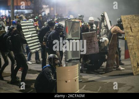 Les gens se couvrent avec des boucliers contre les attaques de la police contre 26 mai 2021 à Bogotá, en Colombie. (Photo de Daniel Garzon Herazo/NurPhoto) Banque D'Images