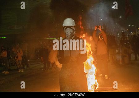 Les gens se couvrent avec des boucliers contre les attaques de la police contre 26 mai 2021 à Bogotá, en Colombie. (Photo de Daniel Garzon Herazo/NurPhoto) Banque D'Images