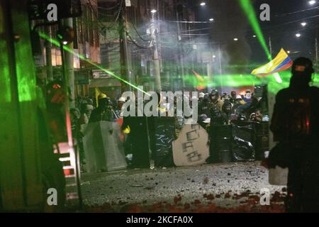 Les gens se couvrent avec des boucliers contre les attaques de la police contre 26 mai 2021 à Bogotá, en Colombie. (Photo de Daniel Garzon Herazo/NurPhoto) Banque D'Images