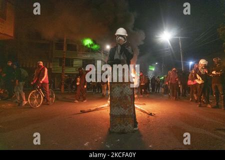 Les gens se couvrent avec des boucliers contre les attaques de la police contre 26 mai 2021 à Bogotá, en Colombie. (Photo de Daniel Garzon Herazo/NurPhoto) Banque D'Images