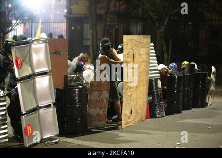 Les gens se couvrent avec des boucliers contre les attaques de la police contre 26 mai 2021 à Bogotá, en Colombie. (Photo de Daniel Garzon Herazo/NurPhoto) Banque D'Images