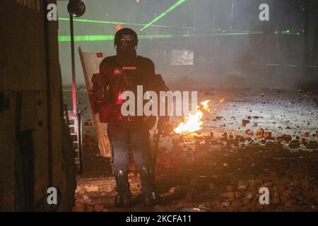 Un agent de l'équipe mobile anti-émeute sur 26 mai 2021 à Bogotá, Colombie. (Photo de Daniel Garzon Herazo/NurPhoto) Banque D'Images