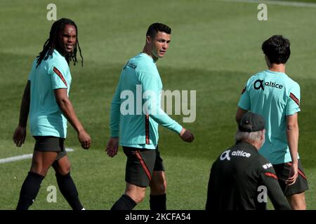 Cristiano Ronaldo (C), Joao Felix (R) et Renato Sanches(L) du Portugal en action lors d'une session d'entraînement au camp d'entraînement Cidade do Futebol à Oeiras (Portugal), sur 27 mai 2021. L'équipe de football du Portugal a commencé jeudi la préparation de l'UEFA EURO 2020 avec deux semaines à venir avant d'avoir une chance de défendre leur titre de champion d'Europe. (Photo par Pedro Fiúza/NurPhoto) Banque D'Images