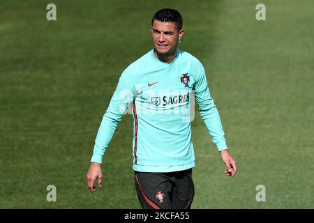 Cristiano Ronaldo, l'avant-titre du Portugal, en action lors d'une session d'entraînement au camp d'entraînement de Cidade do Futebol à Oeiras, au Portugal, sur 27 mai 2021. L'équipe de football du Portugal a commencé jeudi la préparation de l'UEFA EURO 2020 avec deux semaines à venir avant d'avoir une chance de défendre leur titre de champion d'Europe. (Photo par Pedro Fiúza/NurPhoto) Banque D'Images