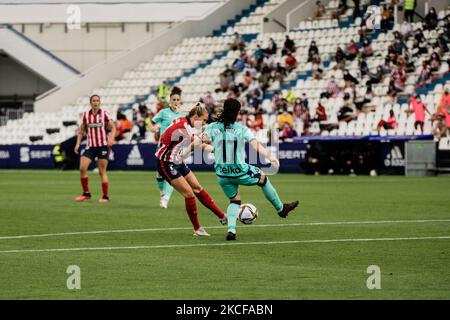 T. Knaak d'AT. Madrid et Alharilla de Levante UD en action pendant la coupe des femmes espagnoles, Copa de la Reina, demi-finale de football joué entre à. Madrid et Levante UD à l'Estadio Municipal Butarque Stadium sur 27 mai 2021 à Leganes, Espagne. (Photo de Jon Imanol Reino/NurPhoto) Banque D'Images