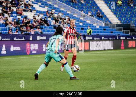 T. Knaak d'AT. Madrid et Alharilla de Levante UD en action pendant la coupe des femmes espagnoles, Copa de la Reina, demi-finale de football joué entre à. Madrid et Levante UD à l'Estadio Municipal Butarque Stadium sur 27 mai 2021 à Leganes, Espagne. (Photo de Jon Imanol Reino/NurPhoto) Banque D'Images