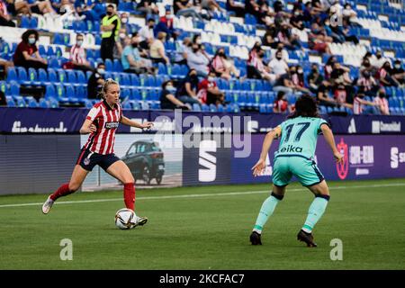 T. Knaak de l'Atlético de Madrid et Alharilla de Levante UD pendant la coupe des femmes espagnoles, Copa de la Reina, match de football semi-final joué entre l'Atlético de Madrid et Levante UD à l'Estadio Municipal Butarque stade sur 27 mai 2021 à Leganes, Espagne. (Photo de Jon Imanol Reino/NurPhoto) Banque D'Images