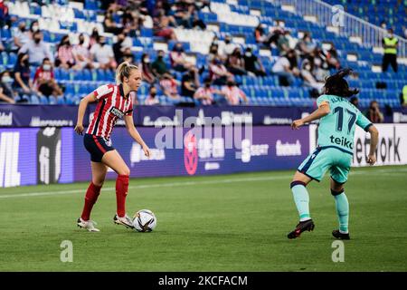 T. Knaak d'AT. Madrid et Alharilla de Levante UD en action pendant la coupe des femmes espagnoles, Copa de la Reina, demi-finale de football joué entre à. Madrid et Levante UD à l'Estadio Municipal Butarque Stadium sur 27 mai 2021 à Leganes, Espagne. Stade Butarque sur 26 mai 2021 à Leganes, Espagne. (Photo de Jon Imanol Reino/NurPhoto) Banque D'Images