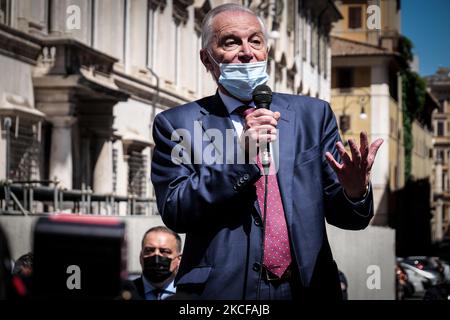 Le député Guglielmo Epifani lors de la manifestation à Rome contre les licenciements et la fermeture de l'usine de Naples de la multinationale Whirlpool, sur 27 mai 2021 à Rome, Italie (photo d'Andrea Ronchini/NurPhoto) Banque D'Images