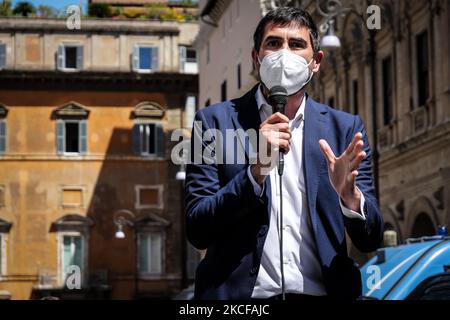 : Le député de gauche italien Nicola Fratoianni participe à la manifestation à Rome contre les licenciements et la fermeture de l'usine de Naples de la multinationale Whirpoo sur 27 mai 2021 à Rome, Italie (photo d'Andrea Ronchini/NurPhoto) Banque D'Images